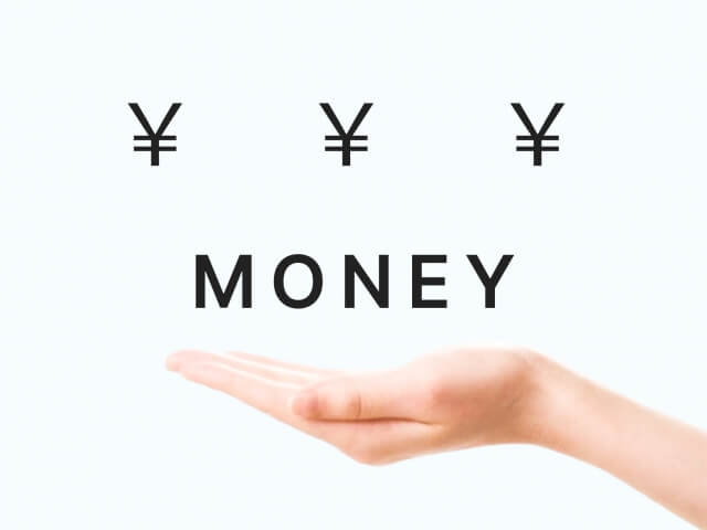 手のひらに乗るMONEYの文字